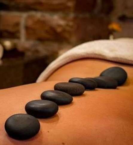 Soin bien-être Massage aux pierres chaudes en solo
